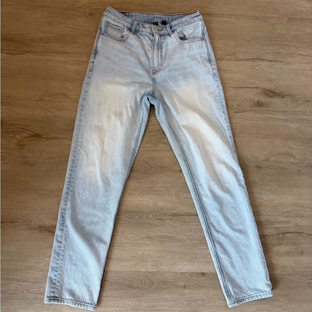 American Eagle Mom Jeans High Rise Light Wash Size 6 Straight Leg - Picture 3 of 9